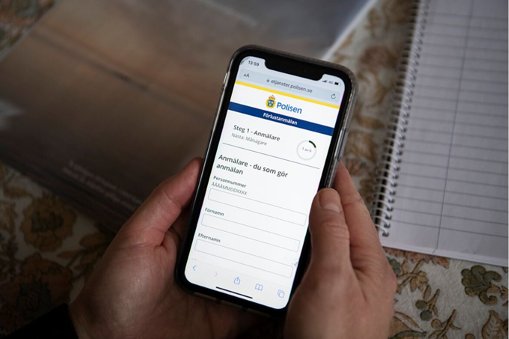 Mobilanvändare surfar till polisens e-tjänst.