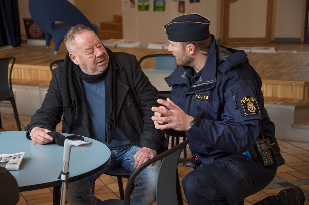 Polis som sitter och pratar med medborgare