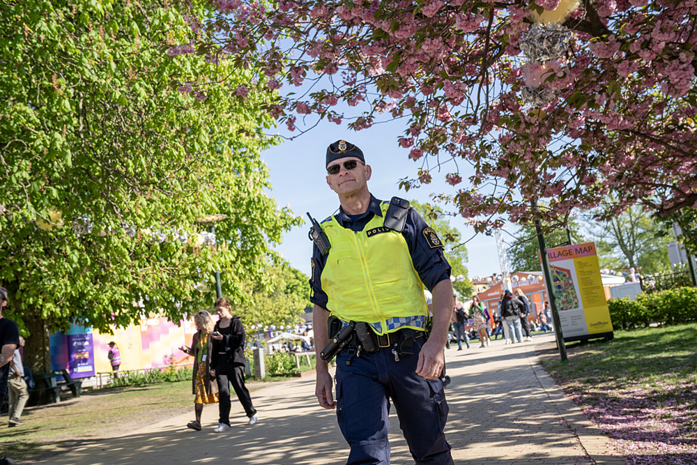 polis som går i en park